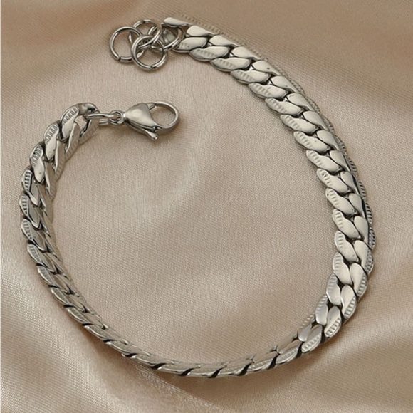 Stainless Steel Curb Chain Bracelet - Picture 4 of 4